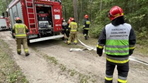 16.09.2021. Ostrowiec Świętokrzyski. Ćwiczenia strażaków na terenie leśnictwa Zwierzyniec / Emilia Sitarska / Radio Kielce