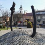 30.09.2021. Ostrowiec Świętokrzyski. Pomnik upamiętniający powieszonych ostrowczan / Emilia Sitarska / Radio Kielce