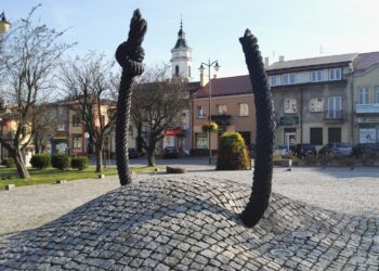 30.09.2021. Ostrowiec Świętokrzyski. Pomnik upamiętniający powieszonych ostrowczan / Emilia Sitarska / Radio Kielce