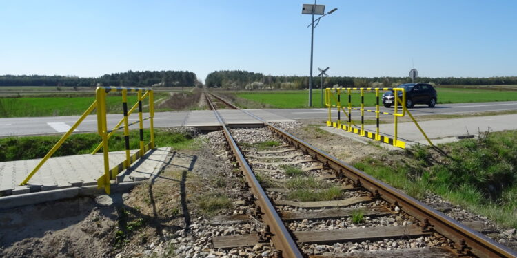 Niestrzeżony przejazd kolejowy przebiegający przez drogę wojewódzką 755 / Emilia Sitarska / Radio Kielce