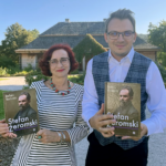 04.09.2021. Ciekoty. „Szklany Dom”. Imieniny Stefana. Na zdjęciu: Danuta Hanna Jakubowska - agentka Barbary Wachowicz i Wojciech Purtak - dyrektor Centrum Edukacji i Kultury „Szklany Dom” w Ciekotach / Paulina Michta / Radio Kielce