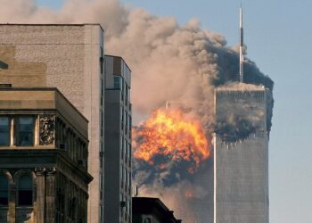 11.09.2001. Nowy Jork. Południowa wieża WTC tuż po uderzeniu samolotu / Wikipedia