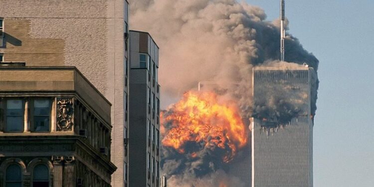 11.09.2001. Nowy Jork. Południowa wieża WTC tuż po uderzeniu samolotu / Wikipedia