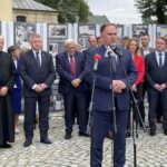 26.09.2021. Koprzywnica. Otwarcie wystawy „…ksiądz musi zaprzestać. Życie i działalność księdza Romana Kotlarza”. Na zdjęciu: poseł Marek Kwitek / Emilia Sitarska / Radio Kielce