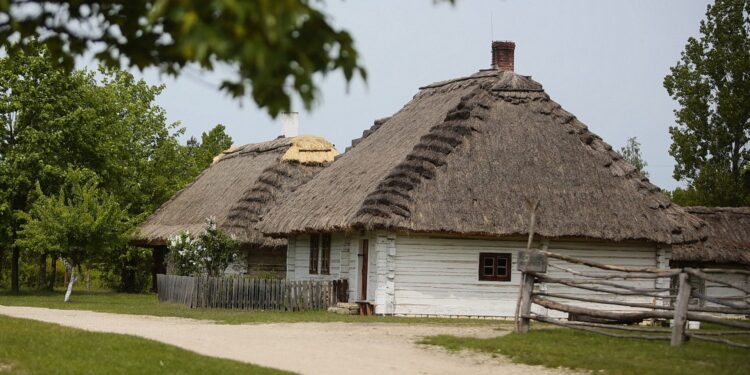 23.05.2020. Tokarnia. Pierwsi goście w skansenie / Wiktor Taszłow / Radio Kielce