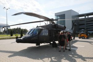 03.09.2021. Kielce. Przygotowania do Targów MSPO. Helikopter Black Hawk / Wiktor Taszłow / Radio Kielce