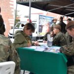 18.09.2021. Sandomierz. „Krwiobieg terytorialsa" na sandomierskim rynku / ppor. Daniel Woś / ŚBOT