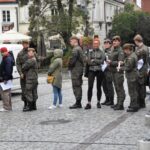 18.09.2021. Sandomierz. „Krwiobieg terytorialsa" na sandomierskim rynku / ppor. Daniel Woś / ŚBOT