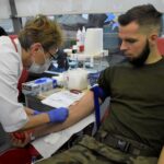 18.09.2021. Sandomierz. „Krwiobieg terytorialsa" na sandomierskim rynku / ppor. Daniel Woś / ŚBOT