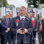 26.09.2021. Koprzywnica. Otwarcie wystawy „…ksiądz musi zaprzestać. Życie i działalność księdza Romana Kotlarza”. Na zdjęciu: senator Jarosław Rusiecki / Emilia Sitarska / Radio Kielce