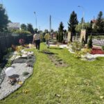 10.09.2021. Sobów. Ogród sensoryczny na terenie DPS-u w Sobowie / Emilia Sitarska / Radio Kielce