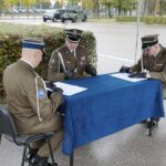 30.09.2021. Kielce. Przekazanie obowiązków komendanta CPdMZ. Na zdjęciu (od lewej): płk Paweł Chabielski - były komendant Centrum Przygotowań do Misji Zagranicznych w Kielcach, płk Grzegorz Wtykło - szef oddziału współpracy cywilno-wojskowej w Dowództwie Generalnym Rodzajów Sił Zbrojnych, ppłk Jarosław Zdanowicz - po komendanta Centrum Przygotowań do Misji Zagranicznych w Kielcach / Wiktor Taszłow / Radio Kielce