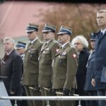 30.09.2021. Kielce. Przekazanie obowiązków komendanta CPdMZ. Na zdjęciu (od lewej): Jarosław Rusiecki - senator, ppłk Jarosław Zdanowicz - po komendanta Centrum Przygotowań do Misji Zagranicznych w Kielcach, płk Grzegorz Wtykło - szef oddziału współpracy cywilno-wojskowej w Dowództwie Generalnym Rodzajów Sił Zbrojnych, płk Paweł Chabielski - były komendant Centrum Przygotowań do Misji Zagranicznych w Kielcach, Bogdan Wenta - prezydent Kielc / Wiktor Taszłow / Radio Kielce