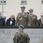 30.09.2021. Kielce. Przekazanie obowiązków komendanta CPdMZ. Na zdjęciu (od lewej): Jarosław Rusiecki - senator, Andrzej Mochoń - prezes zarządu Targów Kielce, ppłk Jarosław Zdanowicz - po komendanta Centrum Przygotowań do Misji Zagranicznych w Kielcach, płk Grzegorz Wtykło - szef oddziału współpracy cywilno-wojskowej w Dowództwie Generalnym Rodzajów Sił Zbrojnych, płk Paweł Chabielski - były komendant Centrum Przygotowań do Misji Zagranicznych w Kielcach / Wiktor Taszłow / Radio Kielce