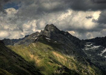 Tatry. Turysta spadł ze szlaku na Świnicę