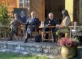 04.09.2021. Ciekoty. „Szklany Dom”. Imieniny Stefana. Na zdjęciu (od lewej): Adrian Wiśniowski - leśnik, prof. Bolesław Faron, Jerzy Trela - aktor, Marta Szewczyk - lektorka / Paulina Michta / Radio Kielce