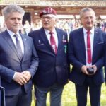 08.09.2021. Tokarnia. V wojewódzkie Senioralia. Na zdjęciu (od lewej): Krzysztof Słoń - senator PiS, Mariusz Moskal - prezes Świętokrzyskie Stowarzyszenia Byłych Żołnierzy Wojsk Powietrzno-Desantowych „Czerwone Berety", Zbigniew Koniusz - wojewoda świętokrzyski / Marcin Marszałek / Radio Kielce