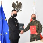 02.09.2021. Kielce. Porozumienie terytorialsów ze Strażą Pożarną. Na zdjęciu (od lewej): Krzysztof Ciosek - Świętokrzyski Komendant Wojewódzki PSP st. bryg., płk Piotr Hałys - Dowódca 10 Świętokrzyskiej Brygady Obrony Terytorialnej / Daniek Woś / 10 ŚBOT