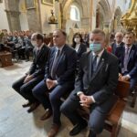 26.09.2021. Koprzywnica. Otwarcie wystawy „…ksiądz musi zaprzestać. Życie i działalność księdza Romana Kotlarza”. Msza święta. Na zdjęciu (w pierwszym rzędzie od lewej): Andrzej Kaczmarek - przewodniczący NSZZ Solidarność Ziemia Sandomierska, poseł Marek Kwitek, senator Jarosław Rusiecki / Emilia Sitarska / Radio Kielce