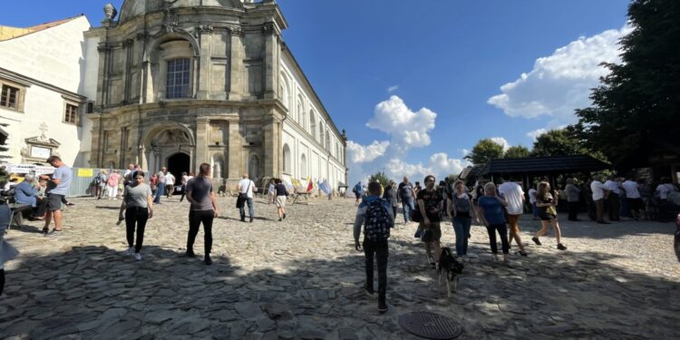 12.09.2021. Święty Krzyż. Turyści na szlaku / Emilia Sitarska / Radio Kielce