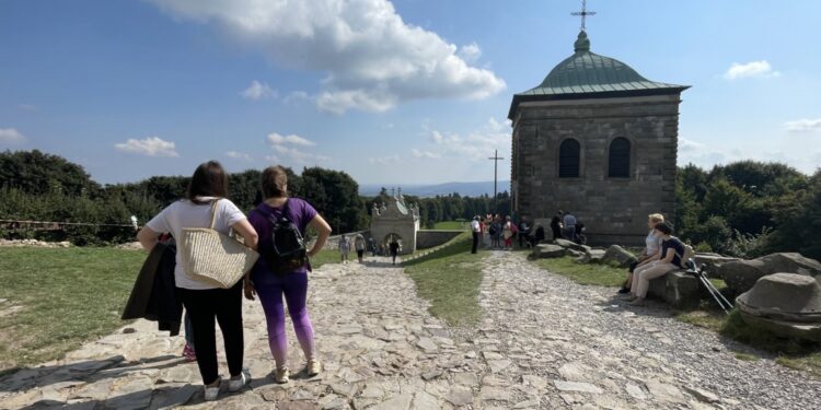12.09.2021. Święty Krzyż. Turyści na szlaku / Emilia Sitarska / Radio Kielce