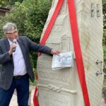 29.09.2021. Doły Biskupie. Odsłonięcie rzeźby fabryki tektury Witulin. Na zdjęciu: Władysław Gałka - autor rzeźby. / Emilia Sitarska / Radio Kielce