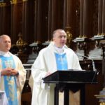 07.09.2021. Sandomierz. Pielgrzymka do Sulisławic. Na zdjęciu (od lewej): ks. Stanisław Chmielewski - dziekan dekanatu sandomierskiego, ks. Jacek Marchewka - proboszcz parafii katedralnej w Sandomierzu / Grażyna Szlęzak-Wójcik / Radio Kielce