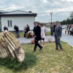 15.10.2021. Piotrkowice. Upamiętnienie setnej rocznicy urodzin Jana Pawła II. Na zdjęciu (w środku): Paweł Wójcik - burmistrz Chmielnika i Krzysztof Słoń - senator PiS / Paulina Michta / Radio Kielce