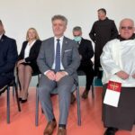 15.10.2021. Piotrkowice. Upamiętnienie setnej rocznicy urodzin Jana Pawła II. Na zdjęciu (od lewej): Paweł Wójcik - burmistrz Chmielnika, Krzysztof Słoń - senator PiS i ks. Grzegorz Irzyk - proboszcz parafii Piotrkowice / Paulina Michta / Radio Kielce