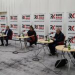 10.10.2021. Kielce. Studio Polityczne Radia Kielce. Na zdjęciu (od lewej): Krzysztof Słoń - senator PiS, Krzysztof Sławiński - Platforma Obywatelska, Julia Polakowska - Konfederacja-Partia KORWIN, poseł Czesław Siekierski - Klub PSL KP, Sebastian Gaweł - Nowa Lewica Federacja Młodych Socjaldemokratów / Dionizy Krawczyński / Radio Kielce