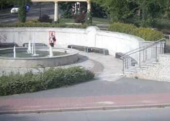 Pijany mężczyzna próbował przespać się w miejskiej fontannie / KPP Skarżysko-Kamienna