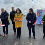 18.10.2021. Kraszków. Oddanie do użytku wyremontowanego odcinka drogi. Na zdjęciu (od lewej): Piotr Kwaśniak - radny gminy Waśniów, Krzysztof Gajewski - wójt gminy Waśniów, Tomasz Mroczek - naczelnik wydziału infrastruktury i rozwoju powiatu, Agnieszka Rychta - sołtys Kraszkowa, Marzena Dębniak - starosta ostrowiecki i ks. Wiesław Grzegorczyk - proboszcz parafii w Nagorzycach / Emilia Sitarska / Radio Kielce