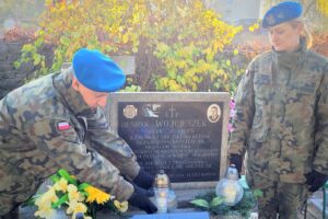 29.10.2021. Kielce. Żołnierze z Centrum Przygotowań do Misji Zagranicznych w Kielcach odwiedzili grobowce zmarłych i poległych wojskowych / Centrum Przygotowań do Misji Zagranicznych