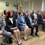 20.10.2021. Sudół. Otwarcie Krzemionek po remoncie. Na zdjęciu (od lewej): Hubert Żądło - wójt gminy Bałtów, Aldona Sobolak - dyrektor RDOŚ w Kielcach, Maria Zuba - doradca wojewody świętokrzyskiego, poseł Andrzej Kryj, senator Jarosław Rusiecki, Marzena Dębniak - starosta ostrowiecki, Paulina Florjanowicz - dyrektor departamentu dziedzictwa kulturowego Ministerstwa Kultury, Dziedzictwa Narodowego i Sportu, Kamil Stelmasik - radny miejski Ostrowca Św. / Emilia Sitarska / Radio Kielce