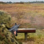 14.10.2021. Nowa Dęba. Pierwsze zajęcia na strzelnicy ochotników ŚBOT / ppor. Daniel Woś / ŚBOT