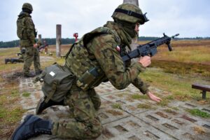 14.10.2021. Nowa Dęba. Pierwsze zajęcia na strzelnicy ochotników ŚBOT / ppor. Daniel Woś / ŚBOT