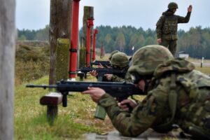 14.10.2021. Nowa Dęba. Pierwsze zajęcia na strzelnicy ochotników ŚBOT / ppor. Daniel Woś / ŚBOT