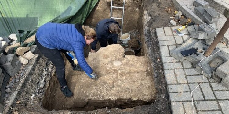 Odkrycie archeologiczne w Ujeździe. Natrafiono na fundamenty budowli z wczesnego średniowiecza / A. Pospiszyl / Radio Opole
