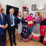 08.10.2021. Piekoszów. Spotkanie Zbigniewa Koniusza - wojewody świętokrzyskiego i Zbigniewa Piątka - wójta gminy Piekoszów z członkami zespołu wokalno-tanecznego „Z Taborem”. Na zdjęciu (od lewej): Zbigniew Piątek - wójt gminy Piekoszów, Zbigniew Koniusz - wojewoda świętokrzyski, członkowie zespołu wokalno-tanecznego „Z Taborem” / Marcin Marszałek / Radio Kielce