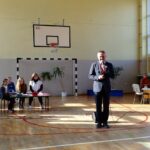 28.10.2021. Brynica. Kampania wojewody świętokrzyskiego „ŚwiętokrzyskieNiehejtuje”. Na zdjęciu (przemawia): Zbigniew Koniusz - wojewoda świętokrzyski / Marcin Marszałek / Radio Kielce