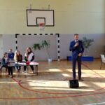 28.10.2021. Brynica. Kampania wojewody świętokrzyskiego „ŚwiętokrzyskieNiehejtuje”. Na zdjęciu (przemawia): Zbigniew Piątek - wójt Piekoszowa / Marcin Marszałek / Radio Kielce