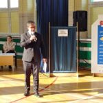 28.10.2021. Brynica. Kampania wojewody świętokrzyskiego „ŚwiętokrzyskieNiehejtuje”. Na zdjęciu (przemawia): Tomasz Gruszczyński - dyrektor placówek oświatowych w Brynicy / Marcin Marszałek / Radio Kielce