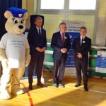 28.10.2021. Brynica. Kampania wojewody świętokrzyskiego „ŚwiętokrzyskieNiehejtuje”. Na zdjęciu (od lewej): Zbigniew Piątek - wójt Piekoszowa, Zbigniew Koniusz - wojewoda świętokrzyski, Tomasz Gruszczyński - dyrektor placówek oświatowych w Brynicy / Marcin Marszałek / Radio Kielce