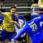 08.10.2021. Głogów. 5. kolejka PGNiG Superligi: Chrobry - Łomża Vive Kielce. Na zdjęciu (z lewej): Szymon Sićko / PAP/Sebastian Borowski