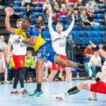 16.10.2021. Puławy. Zawodnicy drużyny Azoty Puławy Michał Jurecki (z lewej), Łukasz Rogulski (drugi z prawej) i Dawid Dawydzik (z prawej) oraz Dylan Nahi (drugi z lewej) z zespołu Łomża Vive Kielce podczas meczu ekstraklasy piłkarzy ręcznych w hali MOSiR / Bartłomiej Wójtowicz / PAP