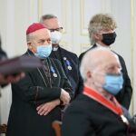 19.10.2021. Warszawa. Narodowy Dzień Pamięci Duchownych Niezłomnych. Wręczenie odznaczeń państwowych w Belwederze. Na zdjęciu biskup Edward Frankowski (w środku - z lewej) / Leszek Szymański / PAP