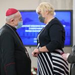 19.10.2021. Warszawa. Narodowy Dzień Pamięci Duchownych Niezłomnych. Wręczenie odznaczeń państwowych w Belwederze. Na zdjęciu biskup Edward Frankowski (z lewej) / Leszek Szymański / PAP