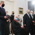 19.10.2021. Warszawa. Narodowy Dzień Pamięci Duchownych Niezłomnych. Wręczenie odznaczeń państwowych w Belwederze. Na zdjęciu: ksiądz Piotr Płonka (w środku) podczas wręczenia odznaczeń państwowych w Belwederze w Warszawie / Leszek Szymański / PAP