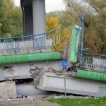 21.10.2021. Koszalin. Zawaliła się część rozbieranego wiaduktu na al. Monte Cassino w Koszalinie w ciągu drogi krajowej nr 6. Na ul. Batalionów Chłopskich spadła jedna nitka konstrukcji / Marcin Bielecki / PAP