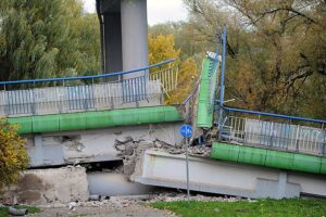 21.10.2021. Koszalin. Zawaliła się część rozbieranego wiaduktu na al. Monte Cassino w Koszalinie w ciągu drogi krajowej nr 6. Na ul. Batalionów Chłopskich spadła jedna nitka konstrukcji / Marcin Bielecki / PAP